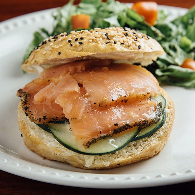 Bagel de salmón ahumado